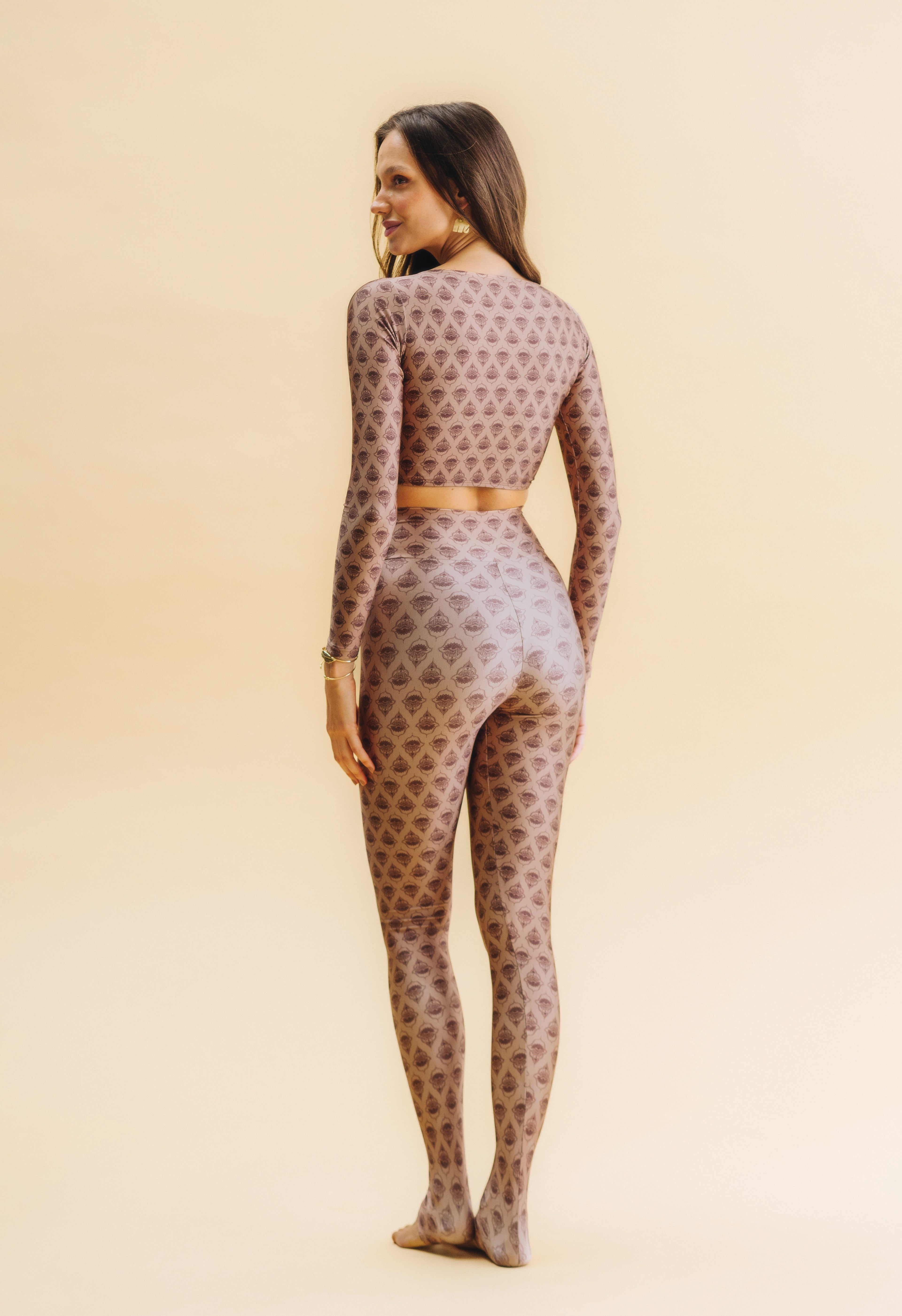 Top cropped manga longa Hamsá Mocha