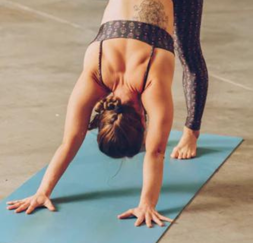 Mulher praticando yoga 