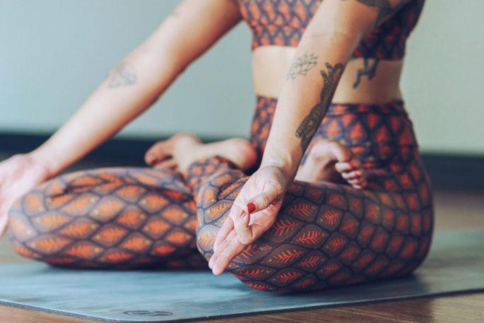 Calça legging cintura alta para yoga e academia: entenda os benefícios
