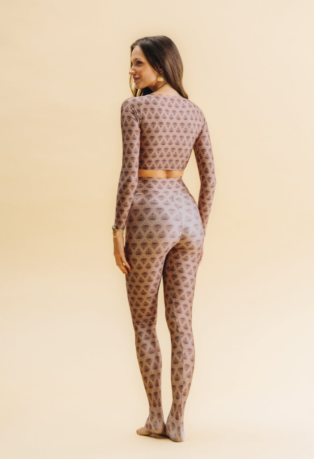 Top cropped manga longa Hamsá Mocha